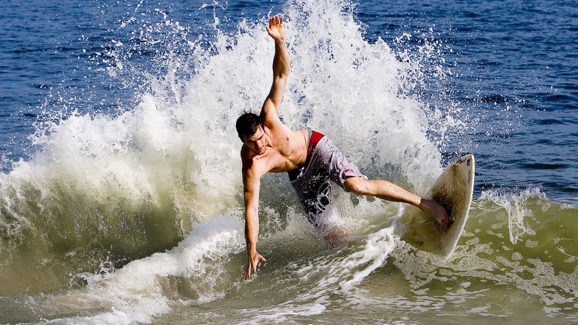 云达不莱梅惨遭惨败,新赛季首场失利让球队付出代价,云达不莱梅vs拜仁慕尼黑